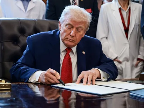 Ông Trump chặn thương vụ thâu tóm 3 triệu USD trong ngành chip