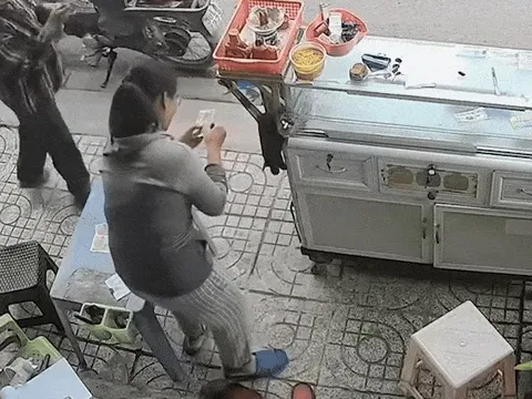 Mua 4 tờ vé cào cuối cùng, người phụ nữ bán vé số dạo trúng 1 tỷ đồng