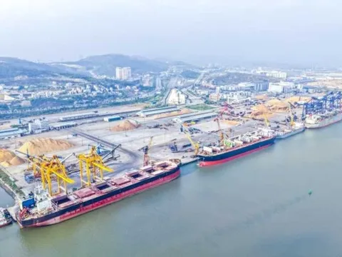 Chỉ trong vài giờ, hàng chục triệu USD "nô nức" qua cửa khẩu Việt Nam, có gì đáng chú ý?