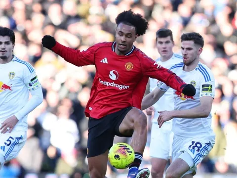 Zirkzee khiến MU khó xử