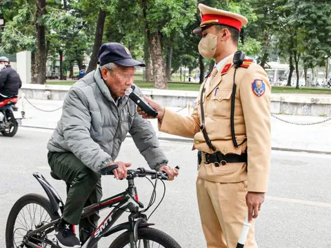 Nghĩ CSGT nghỉ Tết, người đàn ông uống rượu vẫn đạp xe và bị phạt