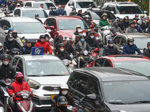 Các tuyến đường dẫn vào trung tâm Hà Nội kẹt cứng ngày làm việc đầu năm 2026
