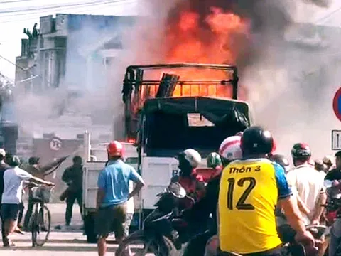 Xe tải đang chạy trên quốc lộ 1 bốc cháy dữ dội