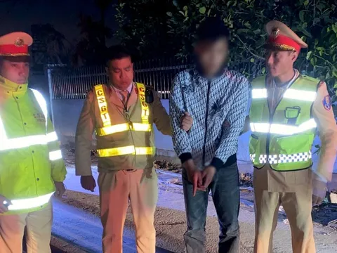 Phê ma túy, tài xế không chấp hành hiệu lệnh, ép xe cảnh sát để bỏ chạy