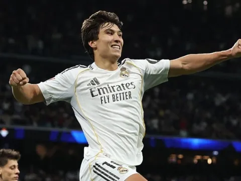 Tiền đạo 21 tuổi tái hiện kỳ tích lịch sử trong màu áo Real