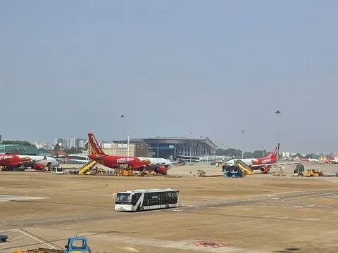 Máy bay mới liên tục về Việt Nam, giá vé Tết có hạ?