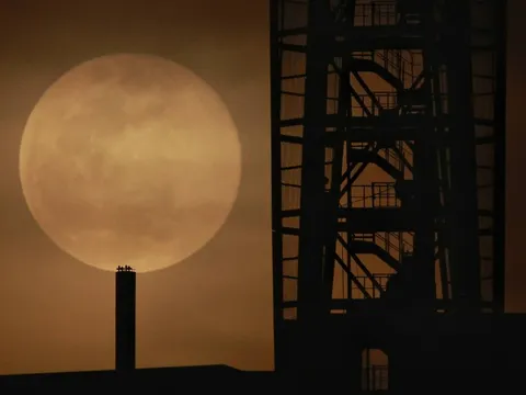 Choáng ngợp cảnh 'siêu trăng sói' lướt trên tháp truyền hình Đà Lạt