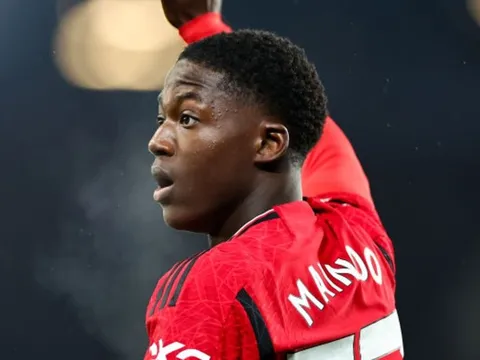 Chị gái Mainoo ăn mừng