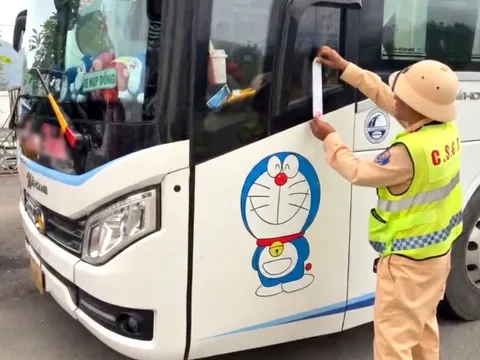 Tài xế không bằng lái, xe không đăng kiểm, liều mạng chở khách trên cao tốc, bị phạt 104 triệu đồng