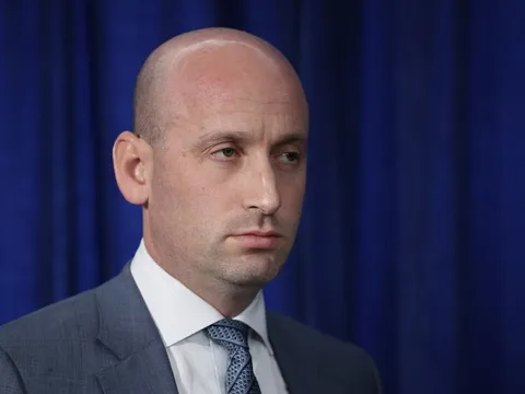 Trợ lý ông Trump nói Mỹ có thể chiếm Greenland nếu muốn