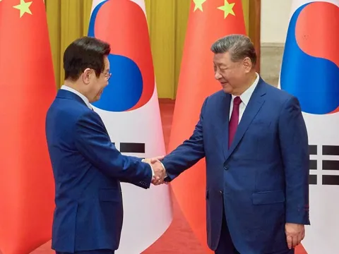 Tổng thống Hàn Quốc tới Bắc Kinh và cái bắt tay với ông Tập