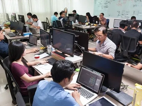 Người lao động không được ký hợp đồng, công ty bắt tăng ca ngoài ý muốn, khiến không còn thời gian cho gia đình - Bộ Nội vụ trả lời ra sao?