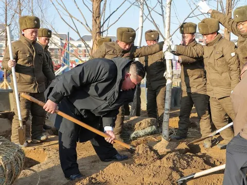 Ông Kim Jong Un thăm công trình tưởng niệm binh sĩ thiệt mạng trong chiến sự Ukraine