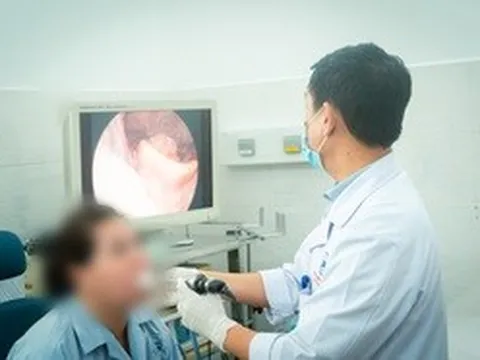 Làm theo mẹo dân gian khi hóc xương cá, người phụ nữ bị chèn đường thở