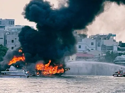 Cháy tàu du lịch trên sông Sài Gòn