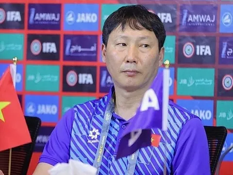 HLV Kim Sang-sik vẫn bất bại cùng bóng đá trẻ Việt Nam