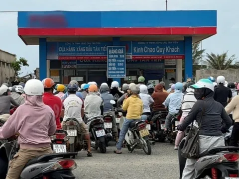Chờ cả sáng, tới 3 lần vẫn không mua được xăng trên đảo Phú Quý