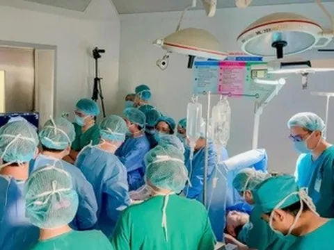 Hàng chục y bác sĩ hai bệnh viện ở TPHCM cùng cứu thai nhi 27 tuần tuổi