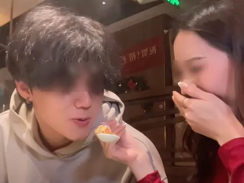 Nữ TikToker Việt gây tranh cãi vì thuê 'hồng hài nhi' đi chơi ở TQ