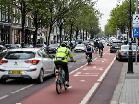 Bị phạt tiền nếu chạy xe máy vào làn xe đạp?