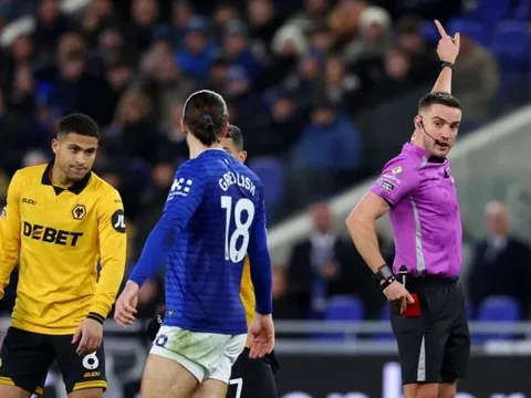 Grealish nhận thẻ đỏ khó tin