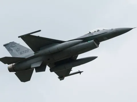 Đài Loan dừng bay phi đội F-16 sau khi tiêm kích rơi xuống biển, phi công mất tích