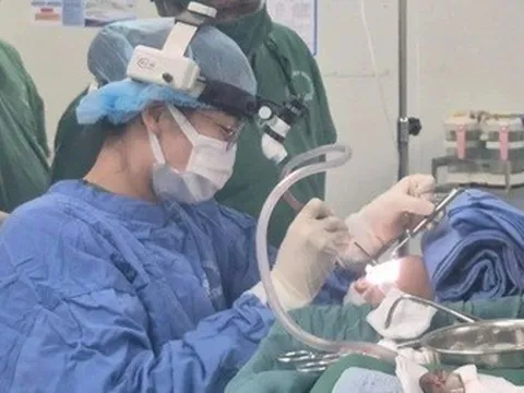 Muỗng nhựa rơi vào đường thở bé trai hơn 4 tuổi