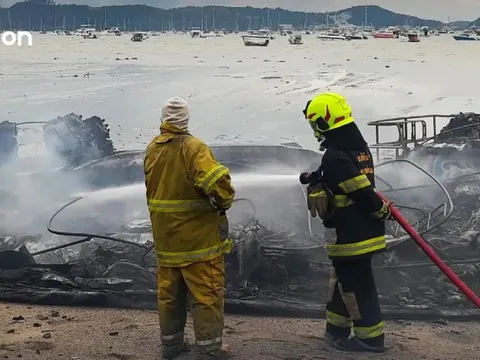 Hơn 20 tàu cao tốc bị thiêu rụi trong vụ hỏa hoạn tại Thái Lan