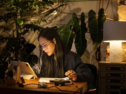 Nhóm khách làm việc xuyên đêm, đánh răng, rửa mặt ở quán cà phê TP.HCM