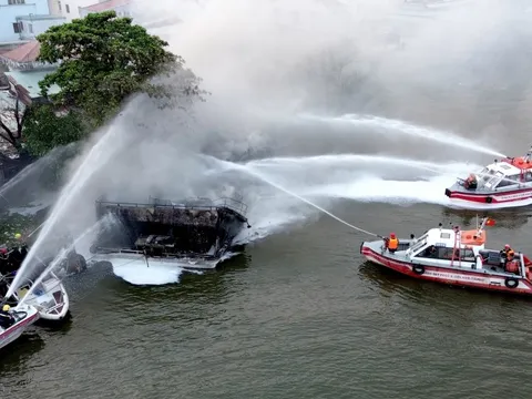 Cháy tàu du lịch King Yacht trên sông Sài Gòn: Lửa bùng từ hầm máy khi đang sửa tàu
