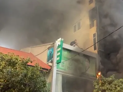 Cháy nhà 7 tầng ở Hà Nội, người đàn ông hoảng loạn nhảy từ tầng cao xuống
