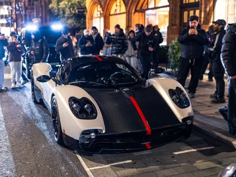 Hàng trăm người 'bao vây' siêu xe Pagani Utopia