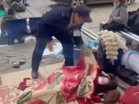 Clip bảo vệ Bệnh viện Bạch Mai ném chăn người nhà bệnh nhân gây "bão" mạng: Bệnh viện nói gì?