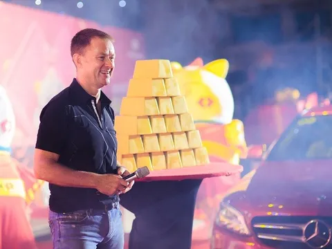 Mở app Techcombank, đón Mèo Đại Cát