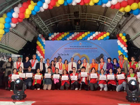 Trung tâm Nhân đạo Quê Hương trao tặng 1.200 phần quà cho học sinh nghèo và người khuyết tật