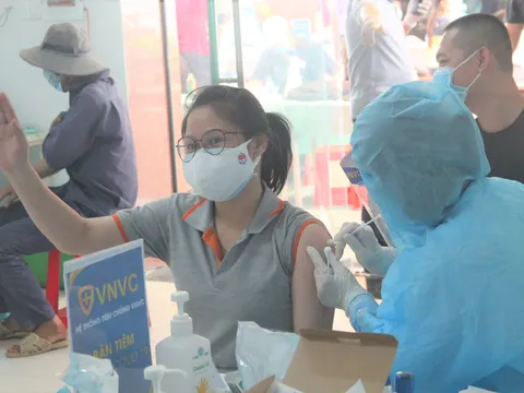 Được tiêm vắc xin miễn phí, công nhân an tâm, người dân vui mừng