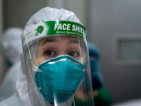 Áp lực khủng khiếp của y bác sĩ điều trị bệnh nhân COVID-19