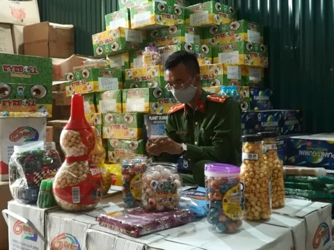 Hà Nội: Thu giữ hàng nghìn thùng bánh kẹo nhập lậu trước thềm Trung thu
