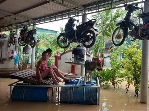 Biển nước bủa vây hàng nghìn ngôi nhà ở miền Trung