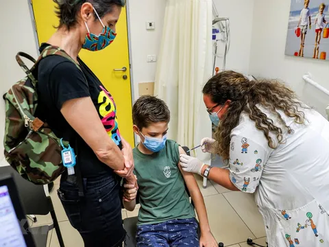 Vaccine Pfizer/BioNTech đạt hiệu quả 90,7% ở trẻ 5-11 tuổi